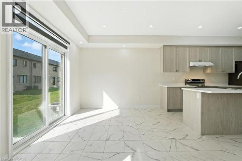 421 Barker Parkway, Thorold, ON - Indoor Photo Showing Kitchen