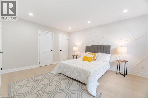 2392 Arnold Crescent, Burlington, ON - Indoor Photo Showing Bedroom