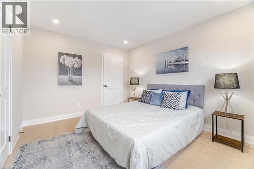 2392 Arnold Crescent, Burlington, ON - Indoor Photo Showing Bedroom