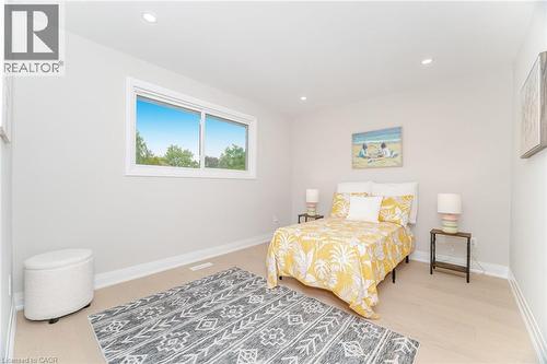 2392 Arnold Crescent, Burlington, ON - Indoor Photo Showing Bedroom
