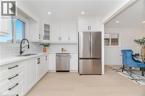 2392 Arnold Crescent, Burlington, ON - Indoor Photo Showing Kitchen With Stainless Steel Kitchen With Double Sink With Upgraded Kitchen