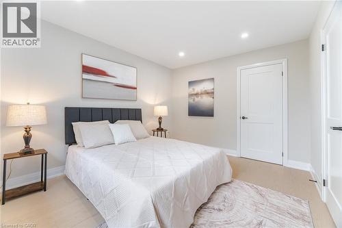2392 Arnold Crescent, Burlington, ON - Indoor Photo Showing Bedroom