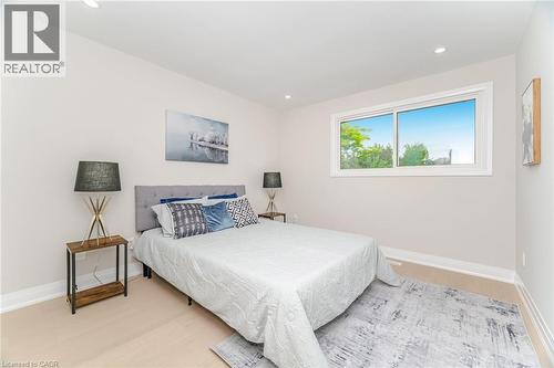 2392 Arnold Crescent, Burlington, ON - Indoor Photo Showing Bedroom