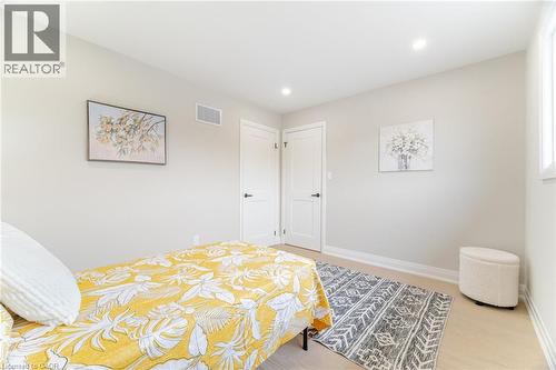 2392 Arnold Crescent, Burlington, ON - Indoor Photo Showing Bedroom