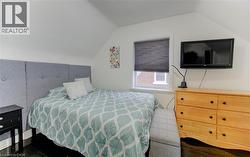 Bedroom with lofted ceiling - 