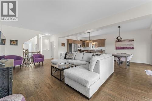 80 Loretta Drive, Virgil, ON - Indoor Photo Showing Living Room