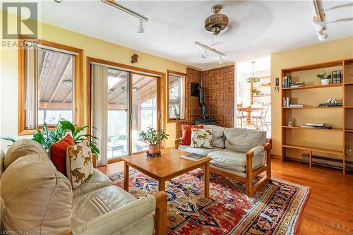 74 Chedoke Avenue, Hamilton, ON - Indoor Photo Showing Living Room