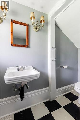 45 Markland Street, Hamilton, ON - Indoor Photo Showing Bathroom