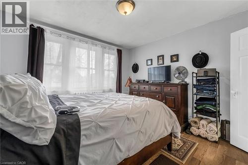 Bedroom with dark wood-style flooring - 35 Bayfield Avenue, Hamilton, ON - Indoor Photo Showing Bedroom