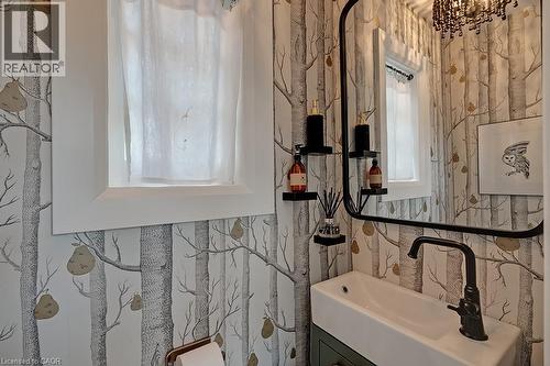 1060 Mohawk Road, Burlington, ON - Indoor Photo Showing Bathroom