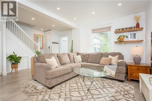826 Beach Boulevard, Hamilton, ON - Indoor Photo Showing Living Room