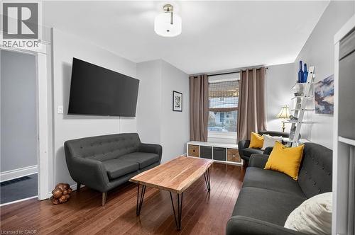 27 Mayflower Avenue, Hamilton, ON - Indoor Photo Showing Living Room