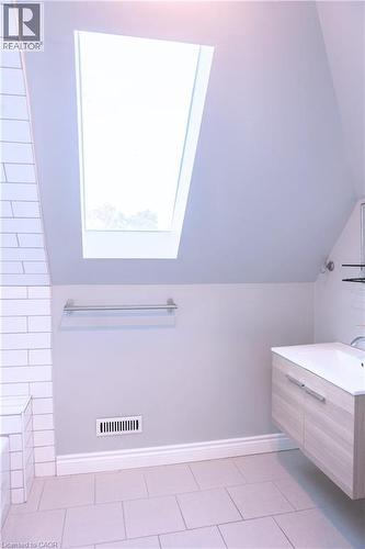 451 King William Street, Hamilton, ON - Indoor Photo Showing Bathroom