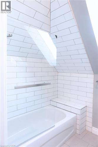 451 King William Street, Hamilton, ON - Indoor Photo Showing Bathroom