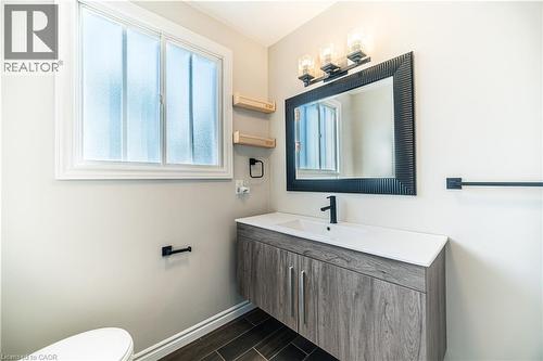 100 North Park Street, Brantford, ON - Indoor Photo Showing Bathroom
