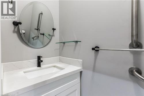 8 Cesar Place, Ancaster, ON - Indoor Photo Showing Bathroom