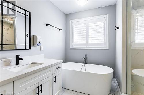 8 Cesar Place, Ancaster, ON - Indoor Photo Showing Bathroom