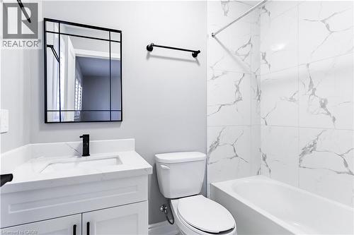 8 Cesar Place, Ancaster, ON - Indoor Photo Showing Bathroom