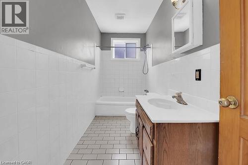 88 Grant Avenue, Hamilton, ON - Indoor Photo Showing Bathroom