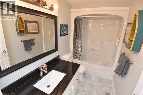 65 Rolston Drive, Hamilton, ON - Indoor Photo Showing Bathroom