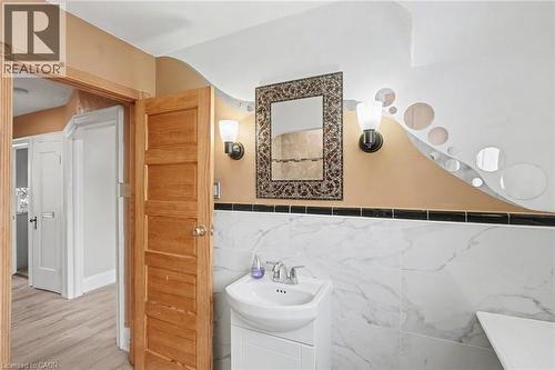 218 Weber Street E, Kitchener, ON - Indoor Photo Showing Bathroom