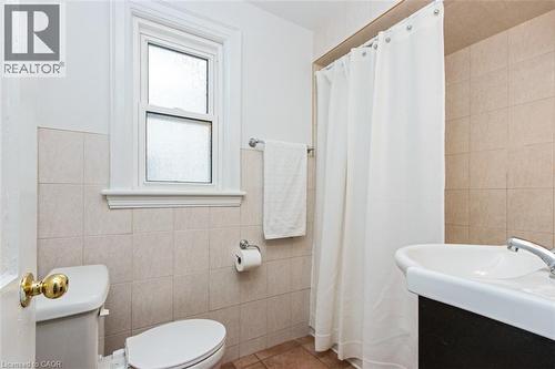 19 Gilmour Place, Hamilton, ON - Indoor Photo Showing Bathroom
