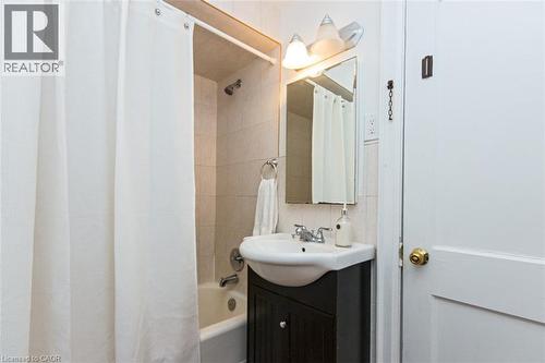 19 Gilmour Place, Hamilton, ON - Indoor Photo Showing Bathroom