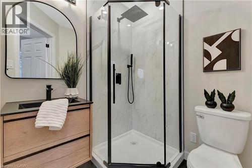 142 Sanford Avenue N, Hamilton, ON - Indoor Photo Showing Bathroom