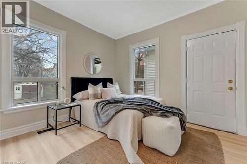 142 Sanford Avenue N, Hamilton, ON - Indoor Photo Showing Bedroom