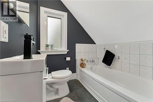 142 Sanford Avenue N, Hamilton, ON - Indoor Photo Showing Bathroom