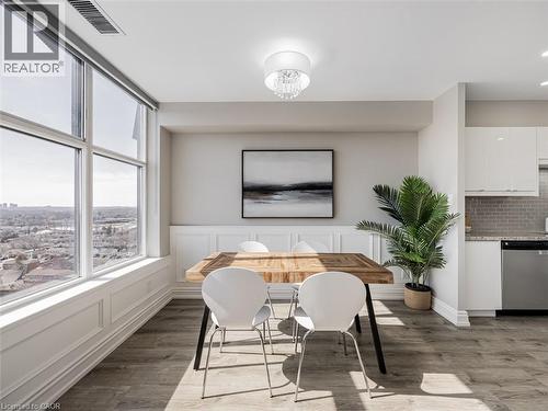 880 Dundas Street W Unit# Uph7, Mississauga, ON - Indoor Photo Showing Dining Room