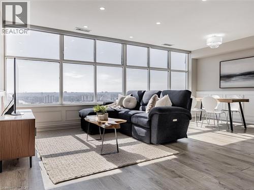 880 Dundas Street W Unit# Uph7, Mississauga, ON - Indoor Photo Showing Living Room