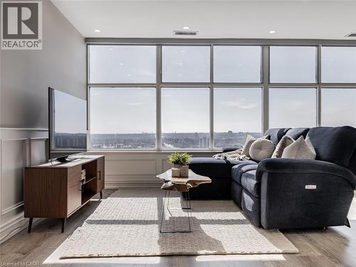 880 Dundas Street W Unit# Uph7, Mississauga, ON - Indoor Photo Showing Living Room