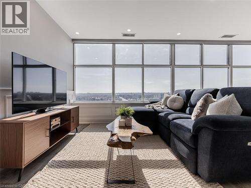 880 Dundas Street W Unit# Uph7, Mississauga, ON - Indoor Photo Showing Living Room