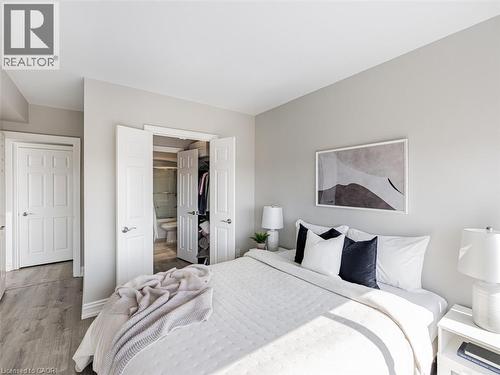 880 Dundas Street W Unit# Uph7, Mississauga, ON - Indoor Photo Showing Bedroom