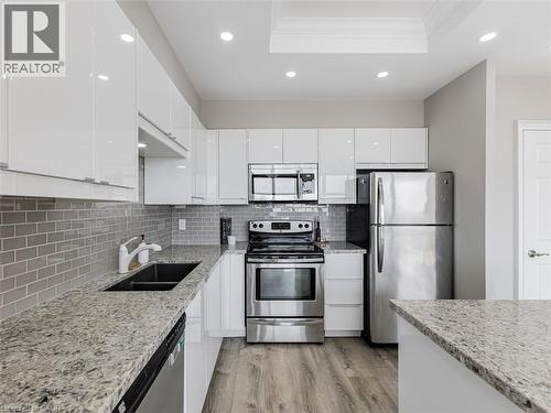 880 Dundas Street W Unit# Uph7, Mississauga, ON - Indoor Photo Showing Kitchen With Stainless Steel Kitchen With Double Sink With Upgraded Kitchen