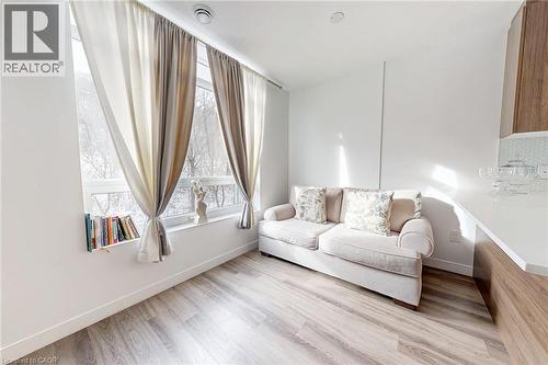 479 Charlton Avenue E Unit# 502, Hamilton, ON - Indoor Photo Showing Living Room