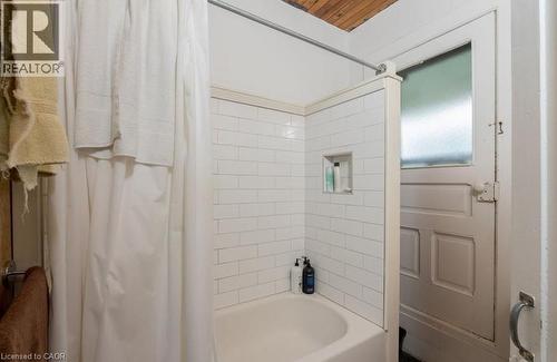 14 Young Street W, Waterloo, ON - Indoor Photo Showing Bathroom