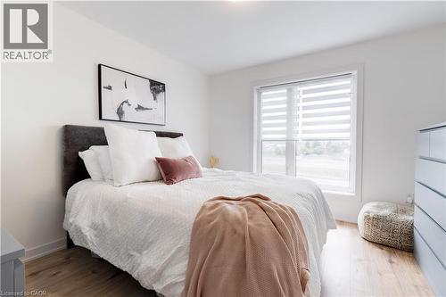 590 North Service Road Unit# 46, Hamilton, ON - Indoor Photo Showing Bedroom