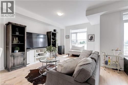 590 North Service Road Unit# 46, Hamilton, ON - Indoor Photo Showing Living Room