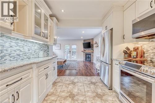 25 Montrose Avenue, Hamilton, ON - Indoor Photo Showing Kitchen With Upgraded Kitchen