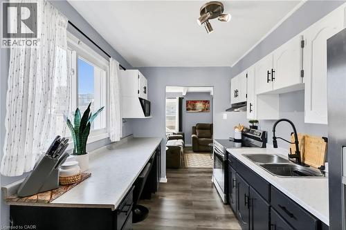 104 Southworth Street, Welland, ON - Indoor Photo Showing Kitchen With Double Sink