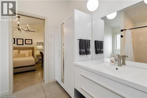 232 Paris Road E, Brantford, ON - Indoor Photo Showing Bathroom