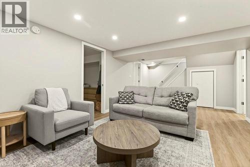 7 Prince Charles Drive, St. Catharines, ON - Indoor Photo Showing Living Room