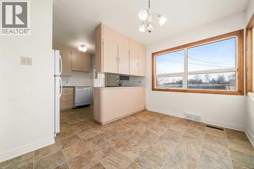 405 8 Avenue E, Bow Island, AB - Indoor Photo Showing Kitchen