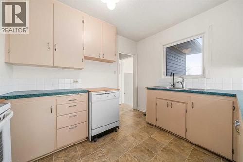 405 8 Avenue E, Bow Island, AB - Indoor Photo Showing Kitchen