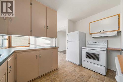 405 8 Avenue E, Bow Island, AB - Indoor Photo Showing Kitchen