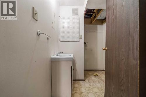 405 8 Avenue E, Bow Island, AB - Indoor Photo Showing Laundry Room