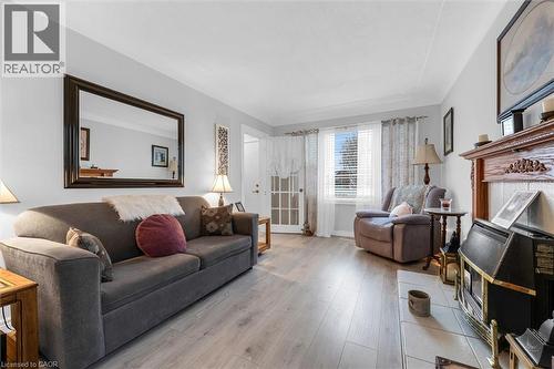 143 Walter Avenue S, Hamilton, ON - Indoor Photo Showing Living Room