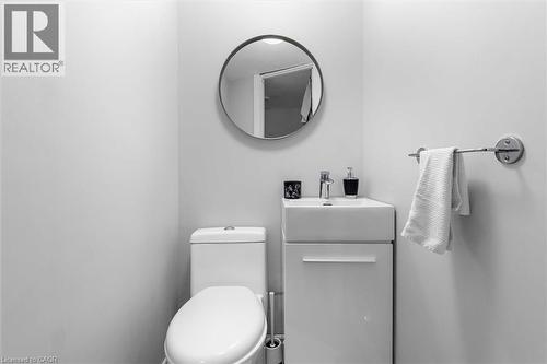 143 Walter Avenue S, Hamilton, ON - Indoor Photo Showing Bathroom